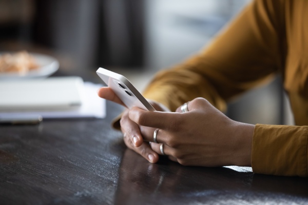 How Can I Read My Husband’s Text Messages Without Touching His Phone? 3 Cool Hints