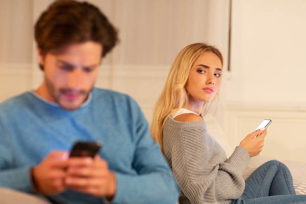 Jak czytać SMS-y zdradzającego małżonka bez zamieszania?