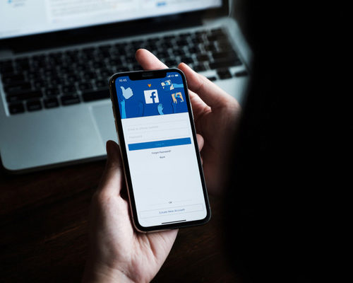 Πώς να δείτε τα μηνύματα κάποιου στο Facebook χωρίς να γνωρίζετε τον κωδικό πρόσβασής του