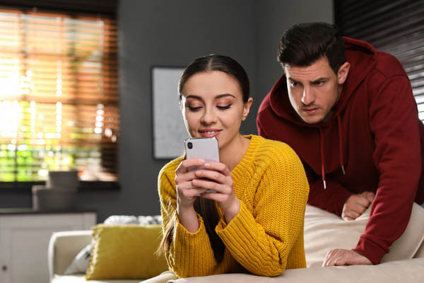 Hvordan kan jeg spionere på kjærestens telefon uten å røre den?
