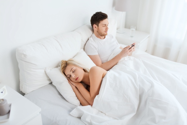 Hvordan kan jeg spore min manns mobiltelefon uten at han vet om det og gratis?